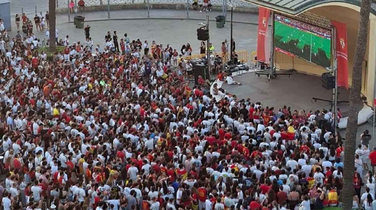 Aficionados de España viendo un partido del Mundial en una pantalla gigante