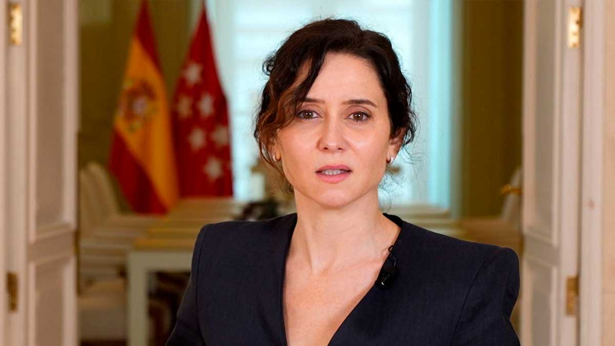 Ayuso en despacho oficial con banderas de España y Madrid, normativa de venta online