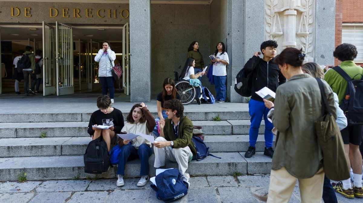 Estudiantes a las puertas de una facultad tras la publicación de las notas de corte para acceder a la universidad en Madrid