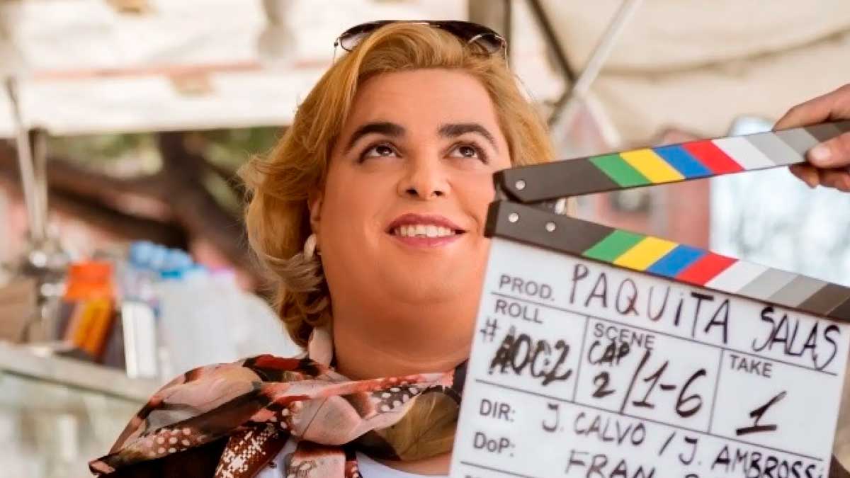 Fotograma del rodaje de Paquita Salas, la exitosa serie de Los Javis protagonizada por Brays Efe. La imagen muestra al actor caracterizado como la representante artística mientras una claqueta marca el inicio de una escena, una de las producciones más emblemáticas vinculadas a Madrid y al audiovisual español.