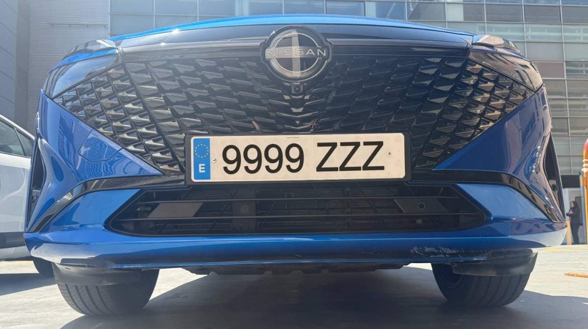 Matrícula europea de un coche en España con las nuevas letras que comienzan a verse desde julio de 2026.