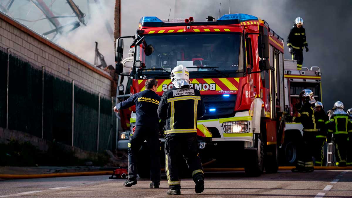 Bomberos en acción durante una emergencia en Madrid, oferta de empleo público en seguridad