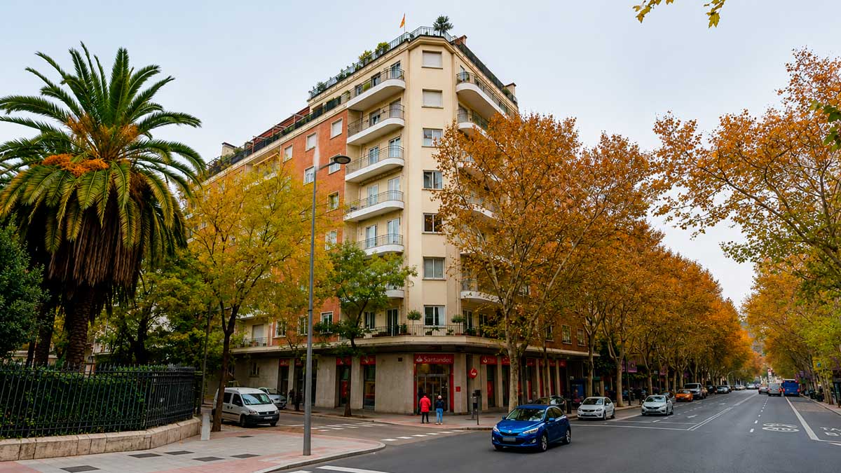 Edificio residencial en Madrid con ático, normativa prohíbe oficinas en zonas residenciales.