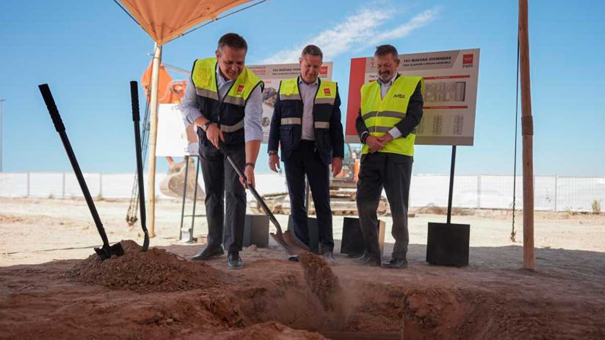 Autoridades inauguran las obras del Plan Vive Solución Joven en Loeches con la primera piedra de 103 viviendas.