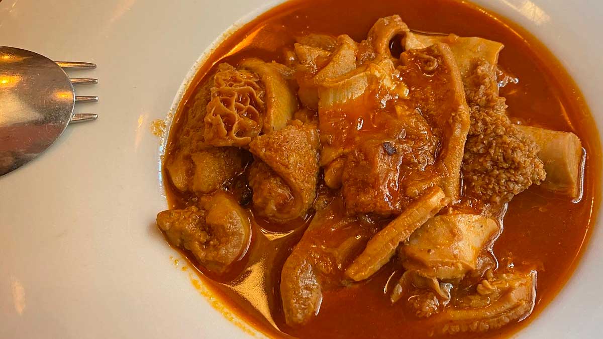 Plato de callos madrileños con salsa, uno de los platos típicos de Madrid