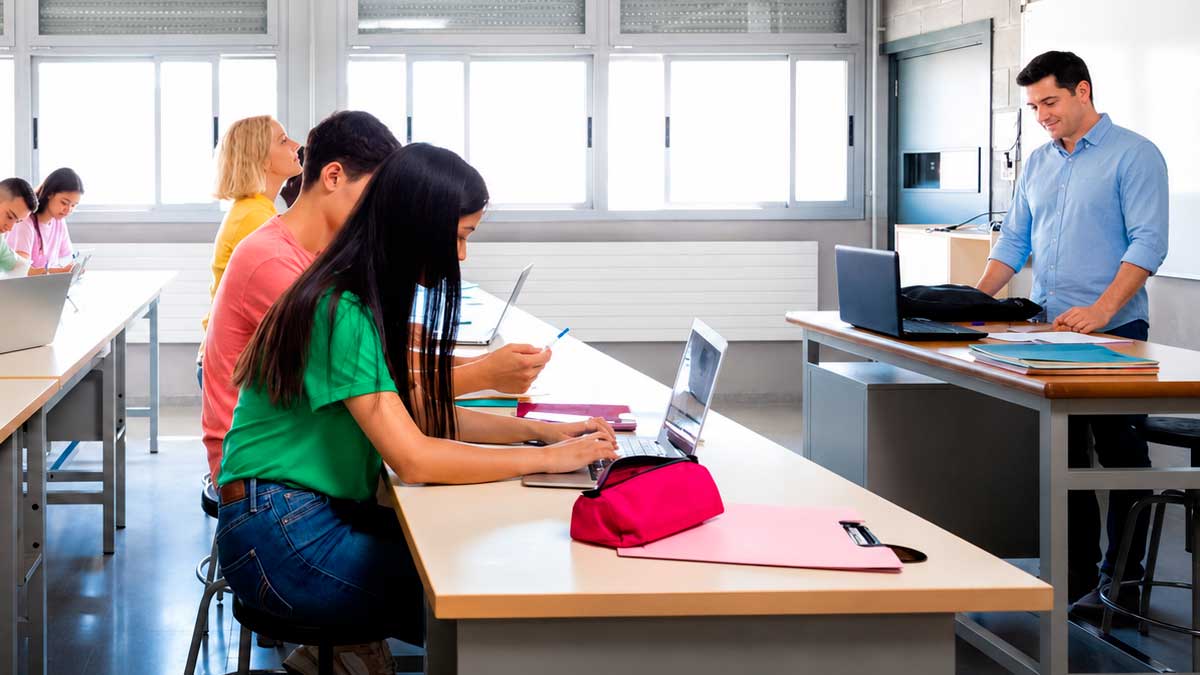 Alumnado de FP en aula con ordenadores en centro educativo privado en Madrid