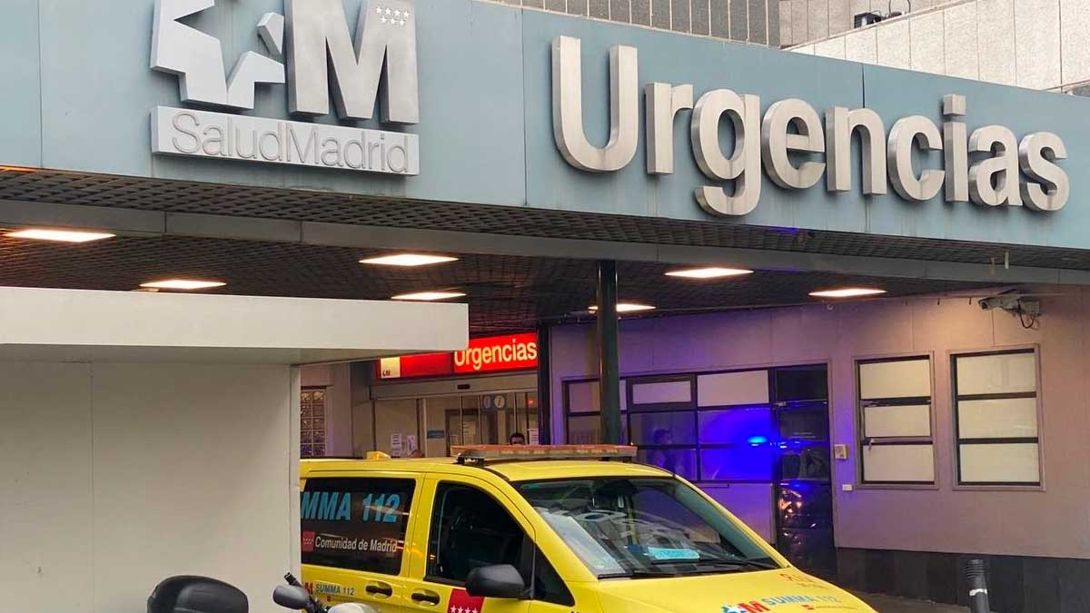 Entrada del servicio de Urgencias de un hospital de la Comunidad de Madrid con una ambulancia del SUMMA 112.