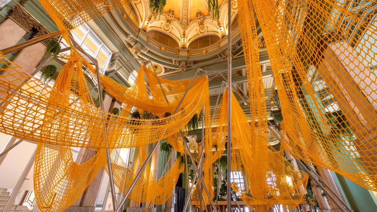 Refugio climático en Madrid con redes naranjas en el interior del CBA
