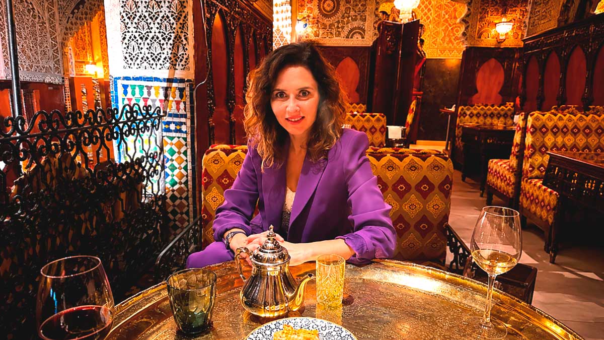 Ayuso en restaurante marroquí Al-Mounia disfrutando de una cena, ambiente decorado y elegante