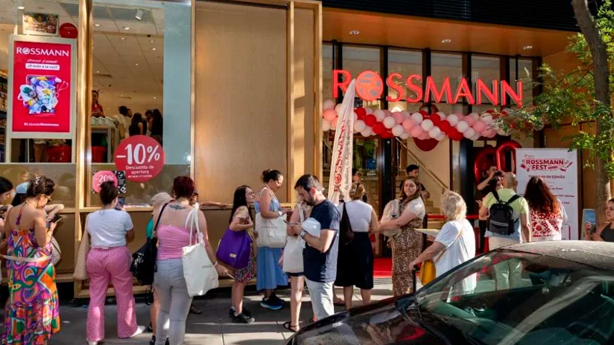 Apertura de la primera tienda Rossmann en Madrid en la calle Goya con clientes esperando