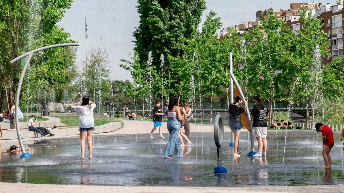 Personas disfrutando de ocio gratuito en fuentes de Madrid durante el verano