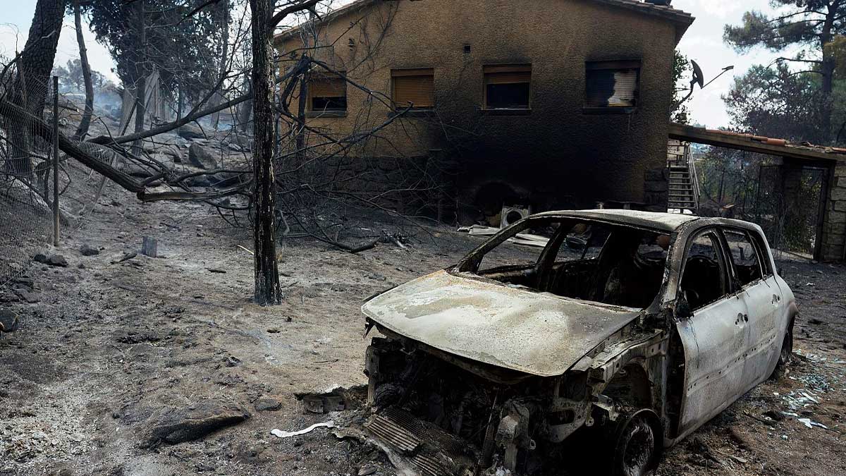 Coche calcinado y casa dañada tras incendio, seguro de incendio en Andalucía