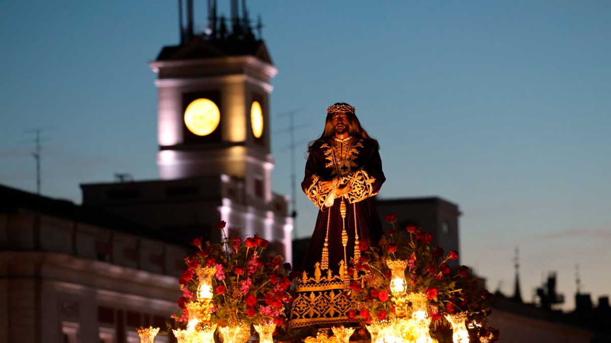 Procesión de Semana Santa en Madrid con paso iluminado frente al Ayuntamiento