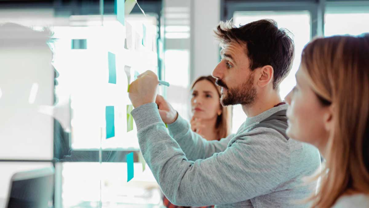 Profesionales colaborando en equipo en Madrid, talento laboral en acción