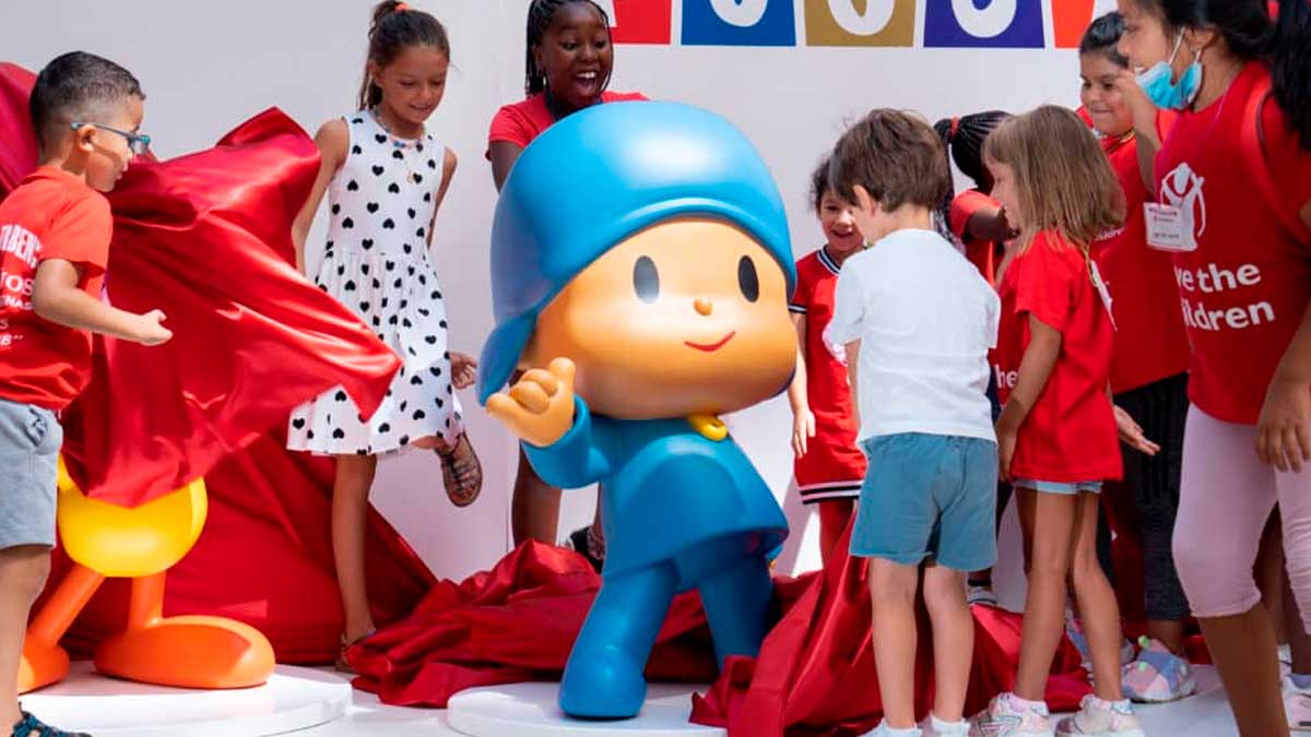 Niños disfrutan talleres infantiles gratuitos en el Museo de Cera de Madrid junto a figura de Pocoyó