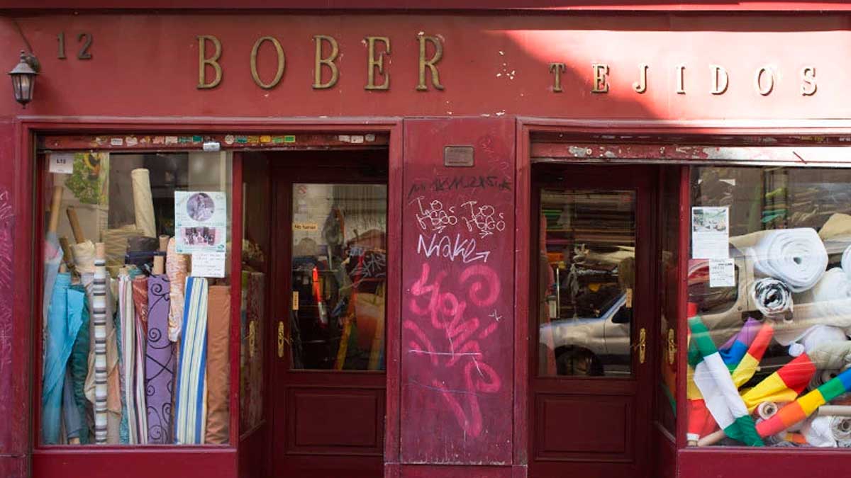 Fachada de Tejidos Bober junto a la Plaza Mayor antes de su cierre