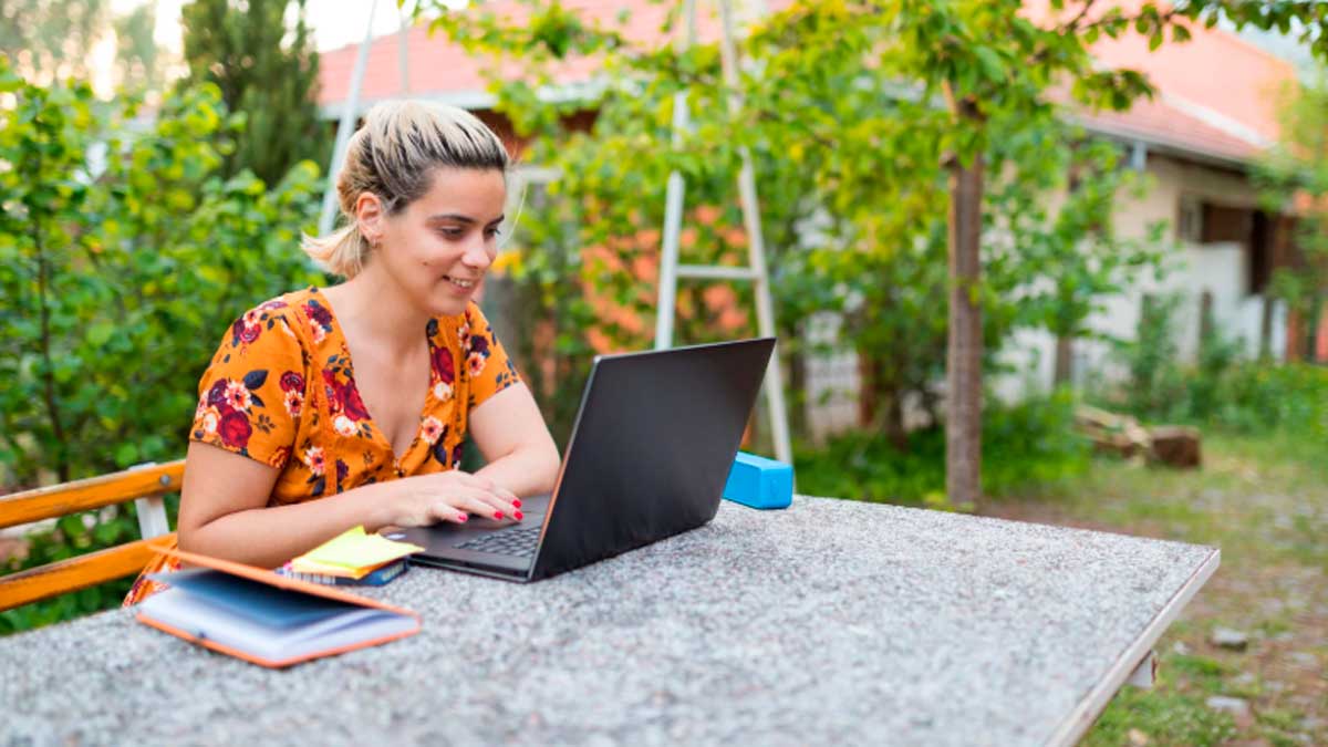 Mujer teletrabajando en Madrid al aire libre con portátil, teletrabajo en Madrid