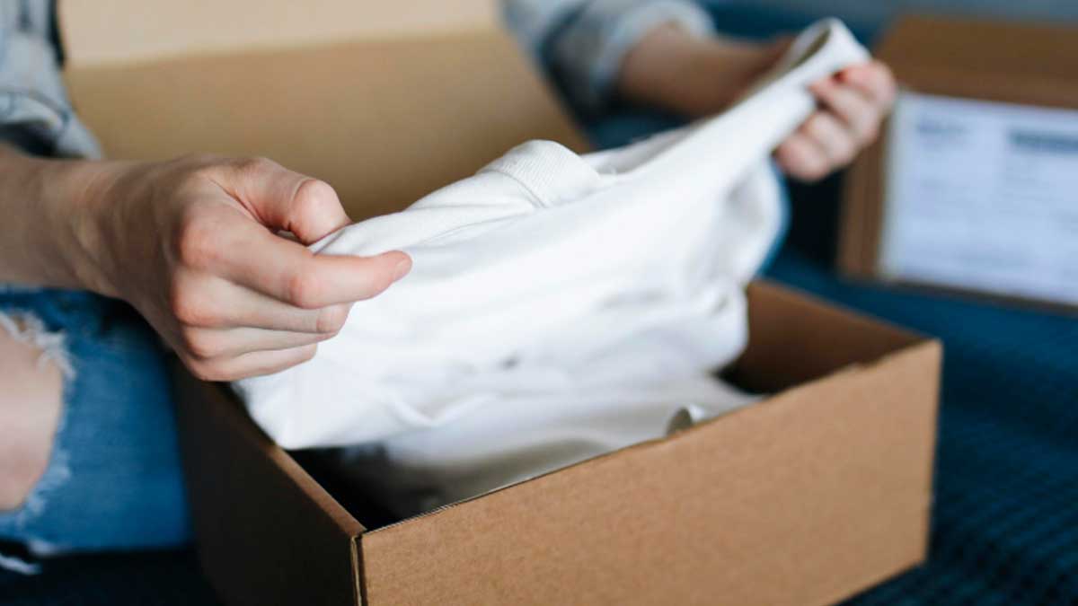Persona recibe paquete de tienda de ropa online; OCU denuncia falta de transparencia