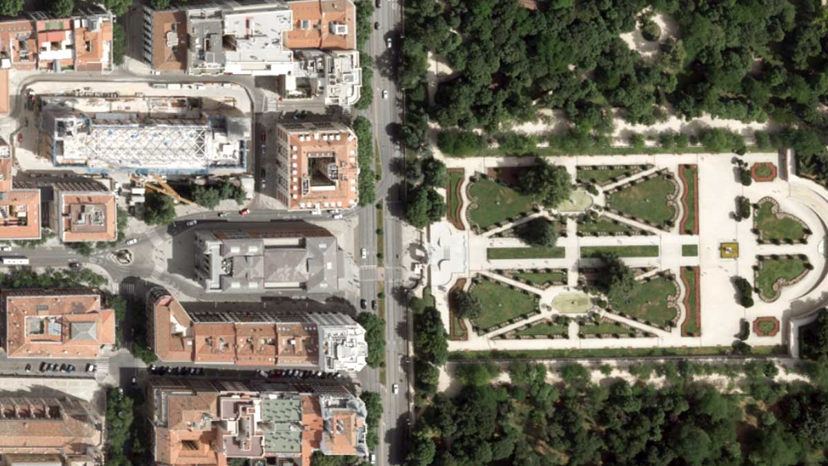 Vuelo fotogramétrico de Madrid mostrando jardines y edificios urbanos desde el aire