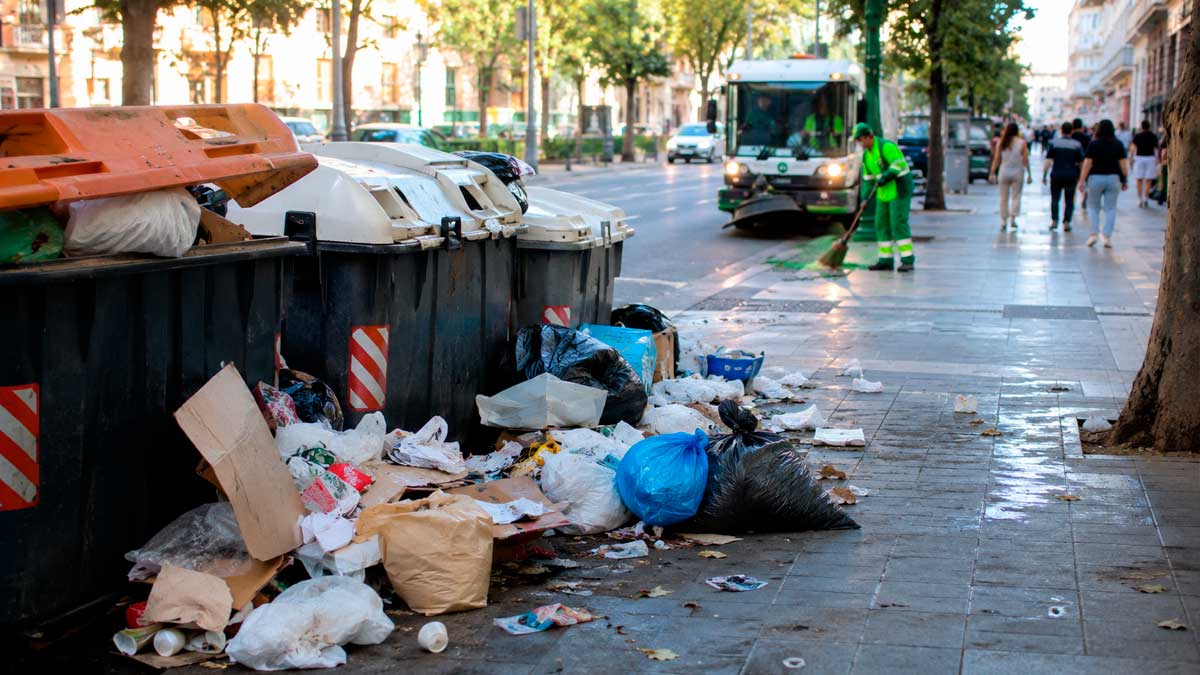 Residuos acumulados en una calle de Madrid durante el verano.