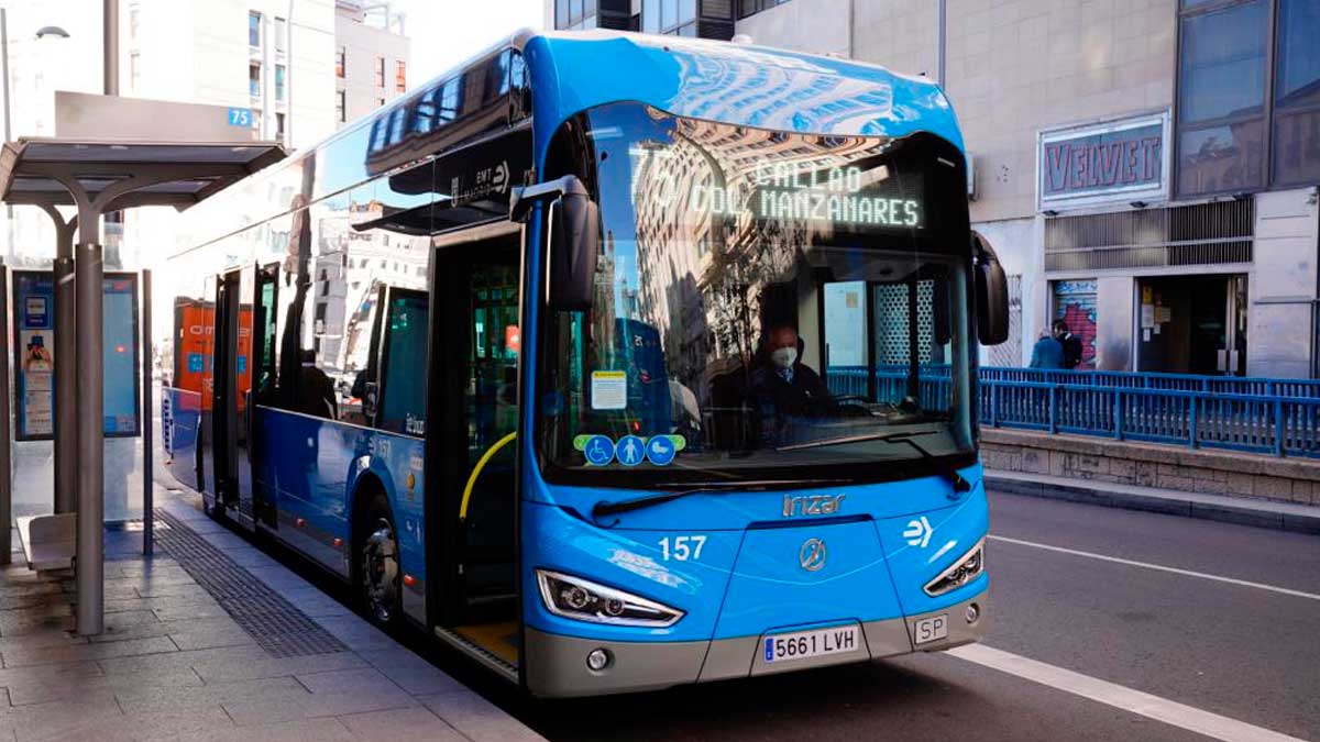 Autobús de EMT Madrid junto a bicicletas de bicimad en una calle de la capital.