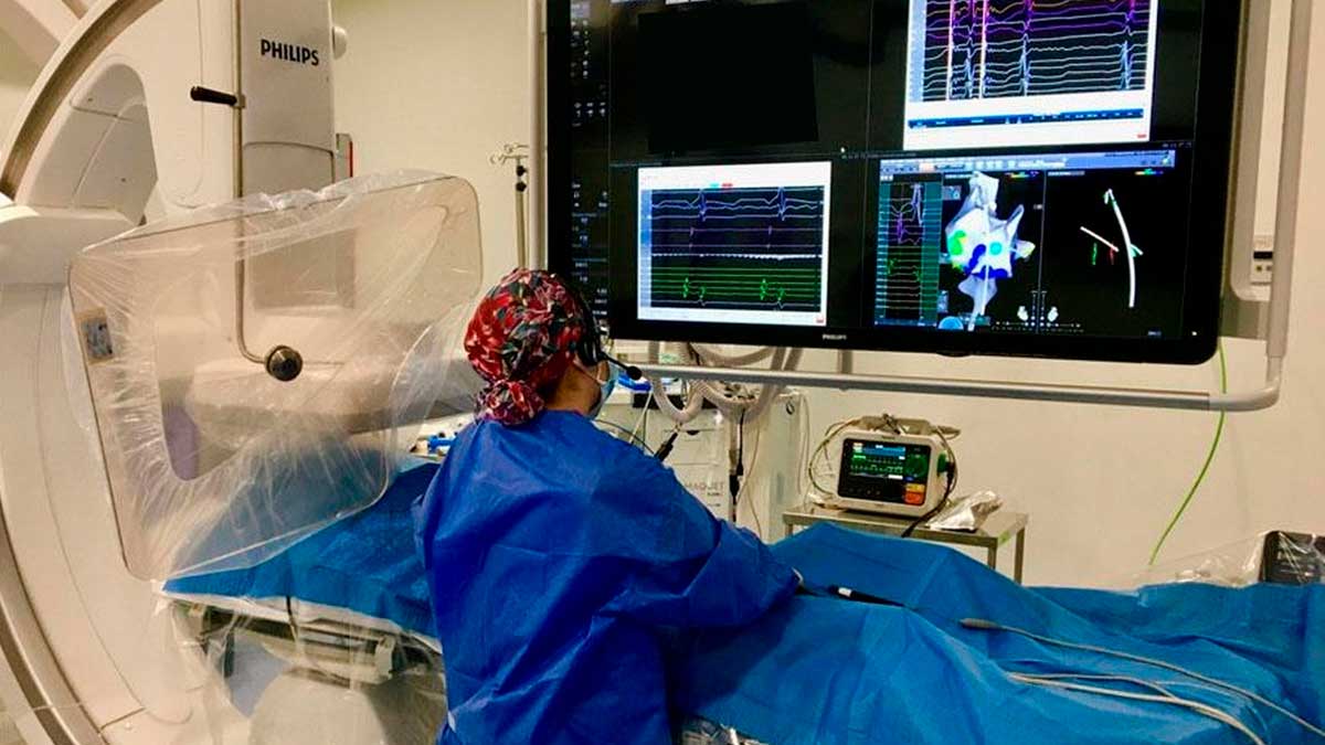 Cardiólogos del Hospital 12 de Octubre durante un procedimiento de ablación para tratar la fibrilación auricular.