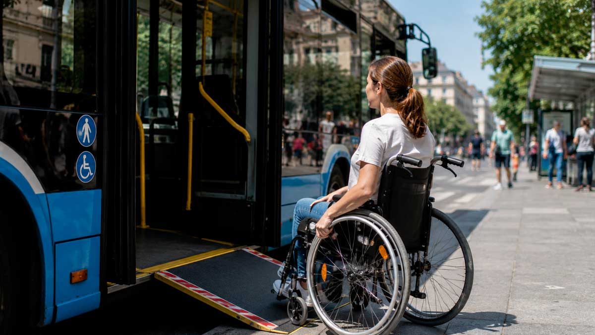 Persona con discapacidad y movilidad reducida utilizando transporte accesible en Madrid.