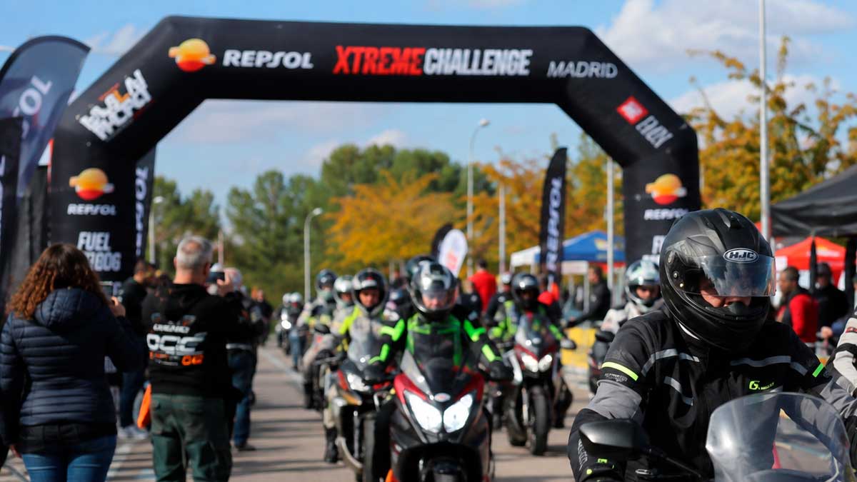 Motoristas participan en una edición de Xtreme Challenge en Alcalá de Henares.
