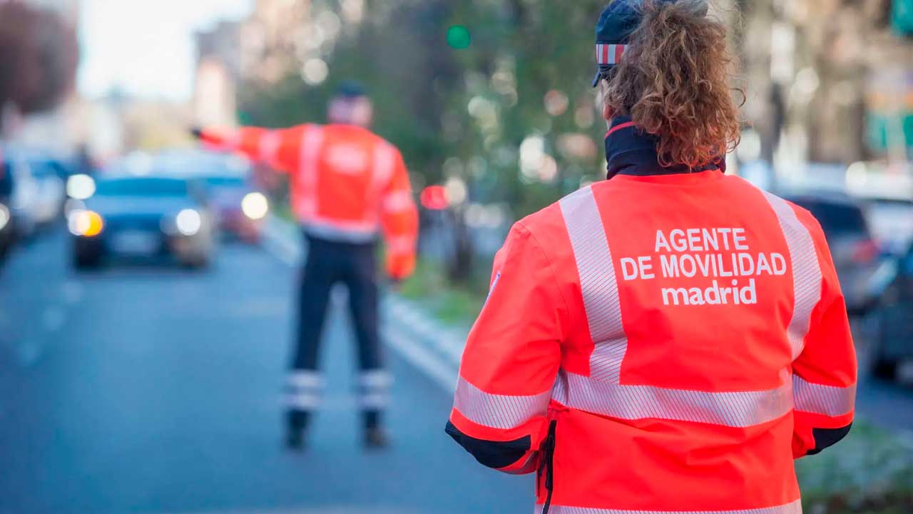 Agente de Movilidad de Madrid durante un servicio de regulación del tráfico
