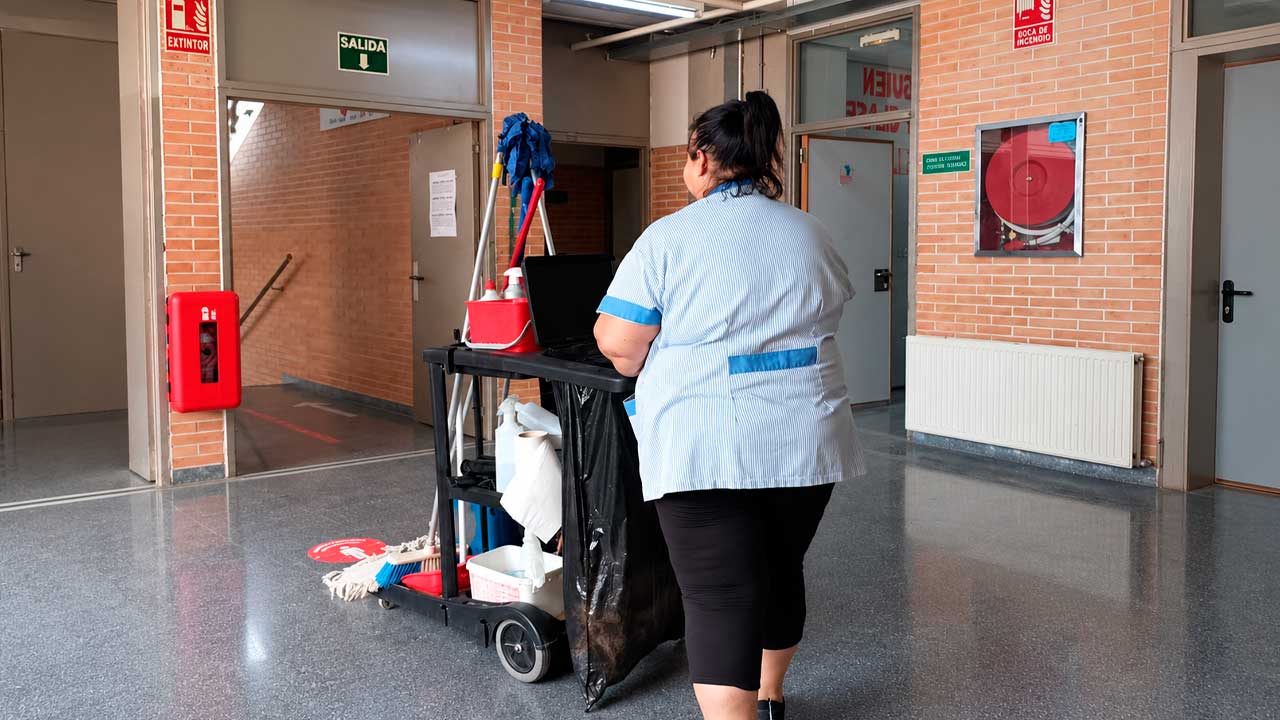 Trabajadora de servicios auxiliares en un edificio público de la Comunidad de Madrid