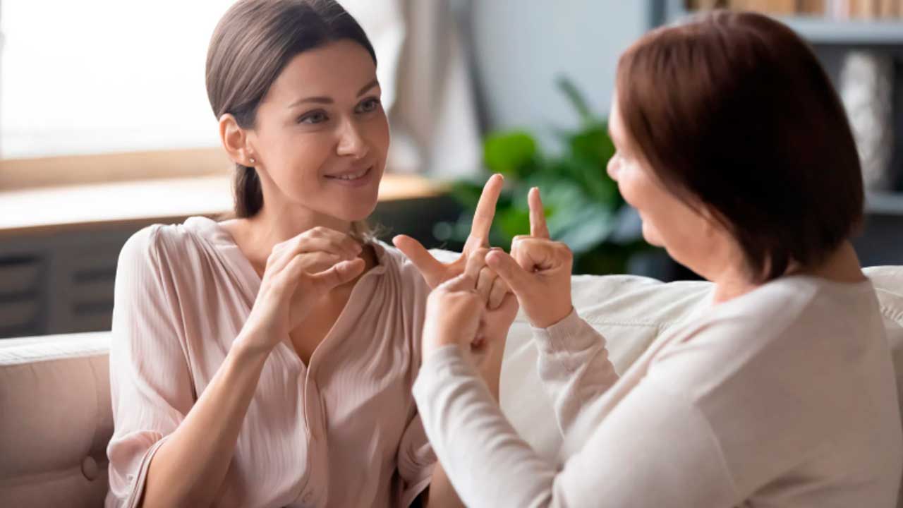 Dos mujeres comunicándose en lengua de signos