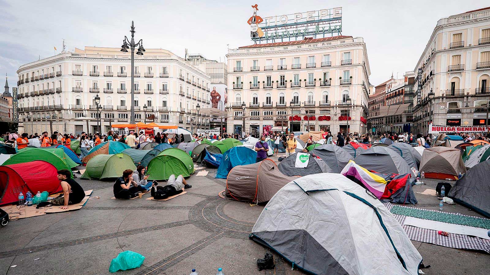 Acampada por la vivienda con tiendas de campaña en la Puerta del Sol de Madrid