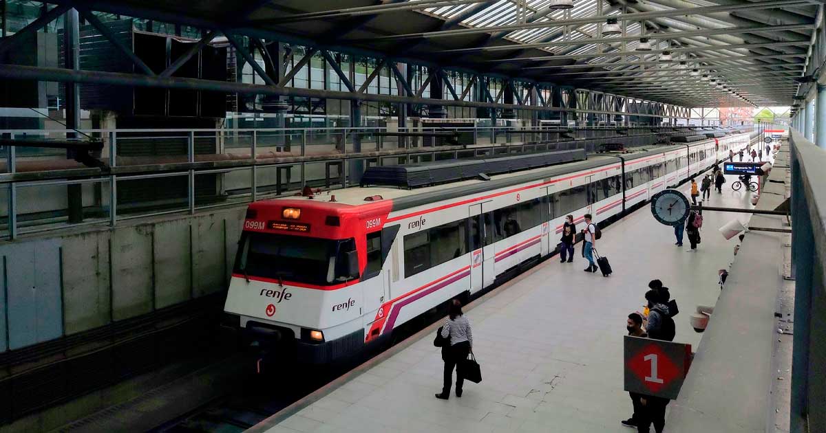 Tren de Cercanías Madrid en una estación de la red ferroviaria
