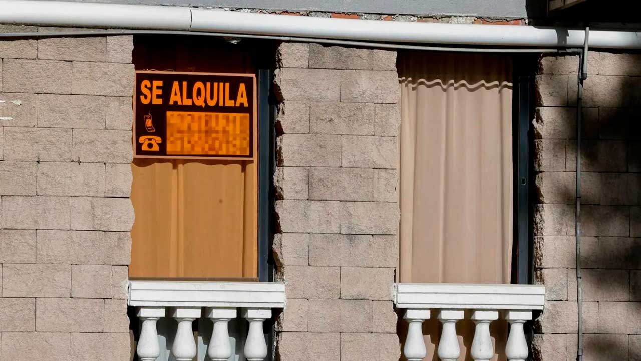 Cartel de se alquila en una vivienda ante el récord del precio del alquiler en Madrid