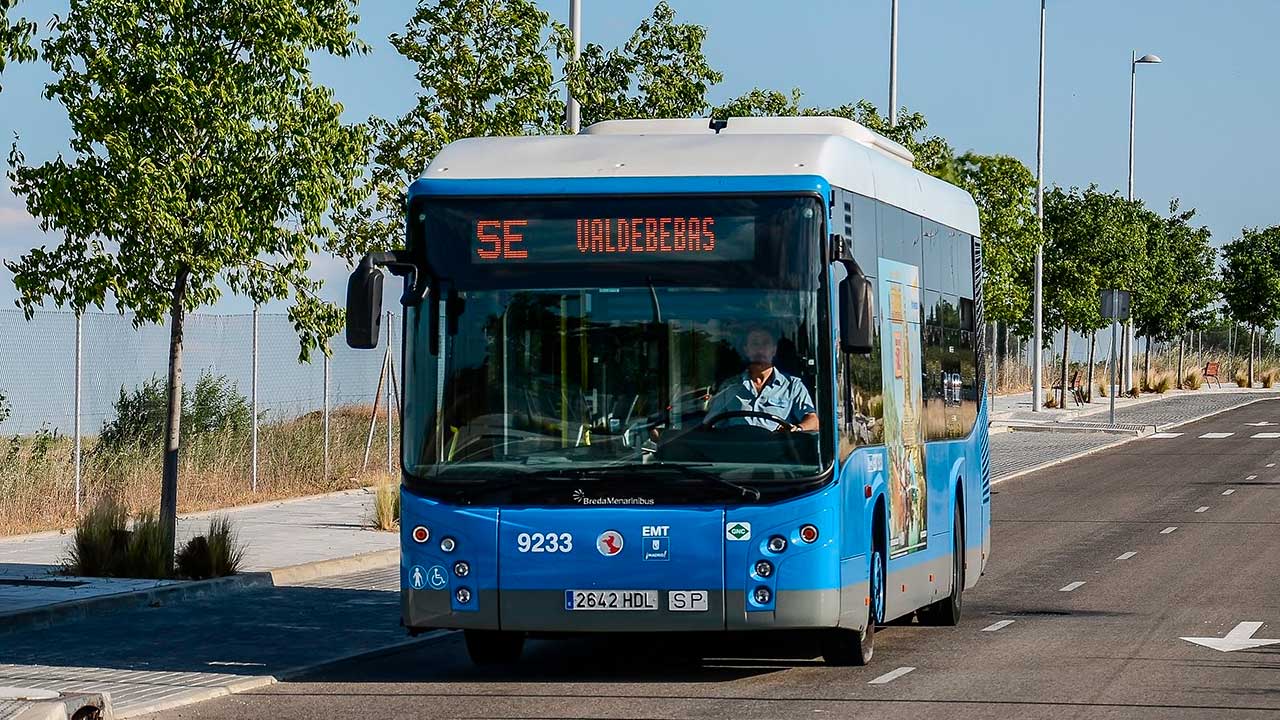 Autobús de EMT Madrid circulando por Valdebebas