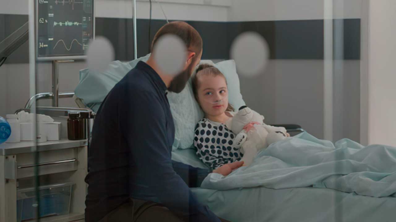 Padre acompañando a su hija con una enfermedad crónica en el hospital