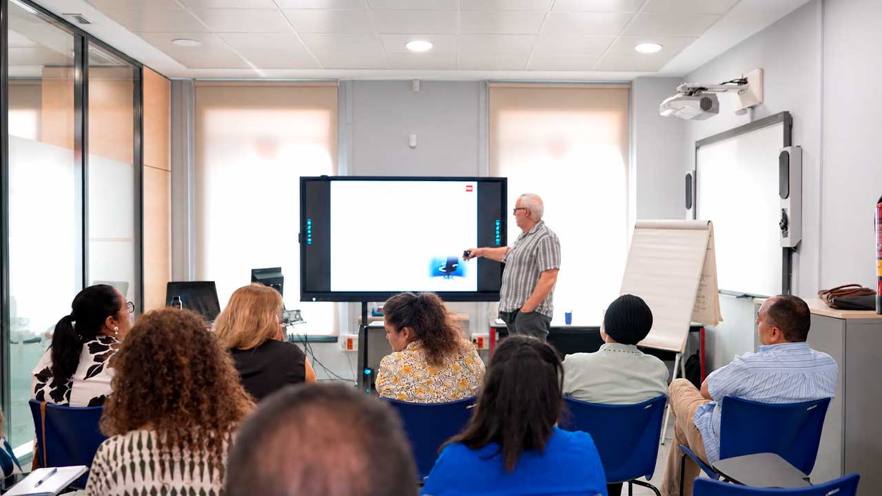 Desempleados mayores de 52 años participan en un curso de formación en Madrid