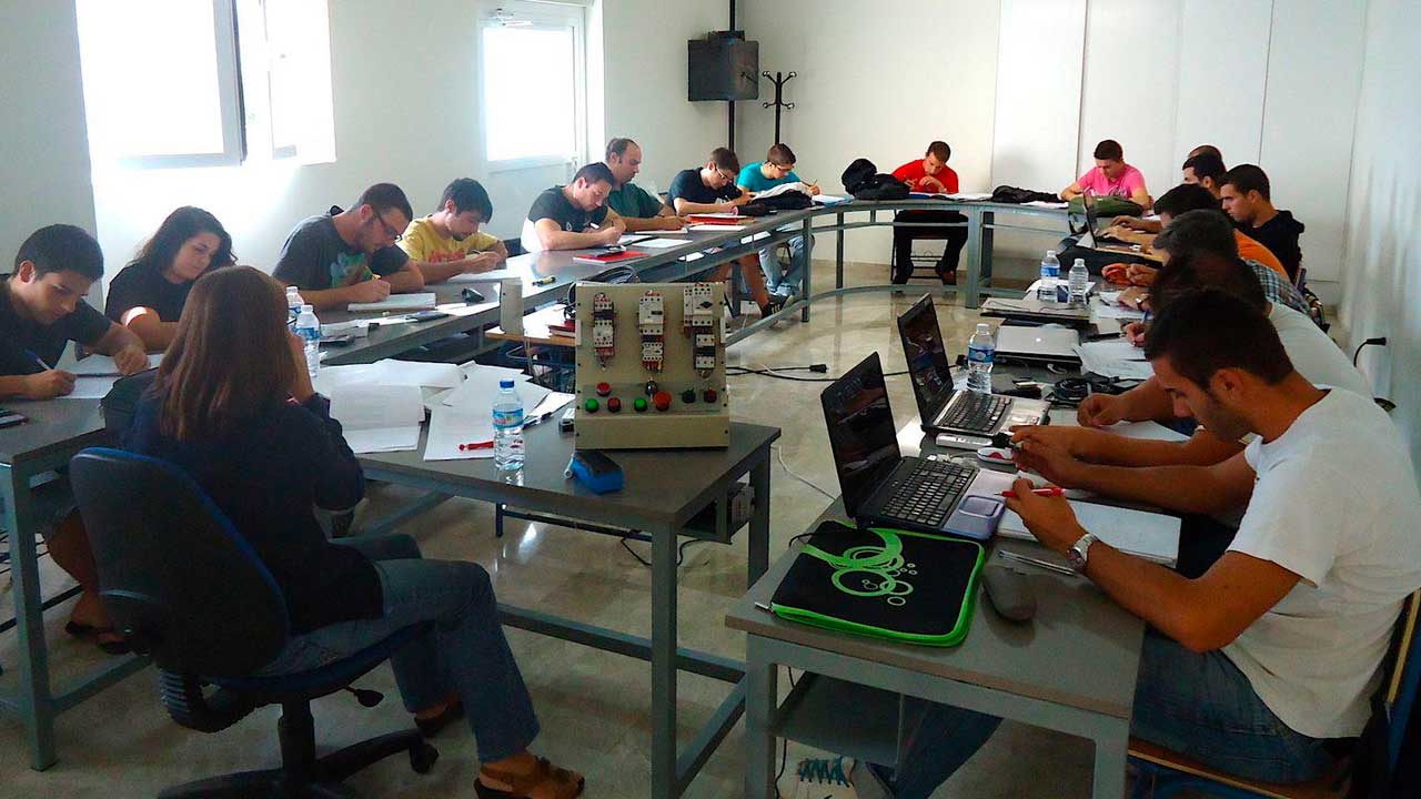 Jóvenes en un curso de formación profesional en Madrid