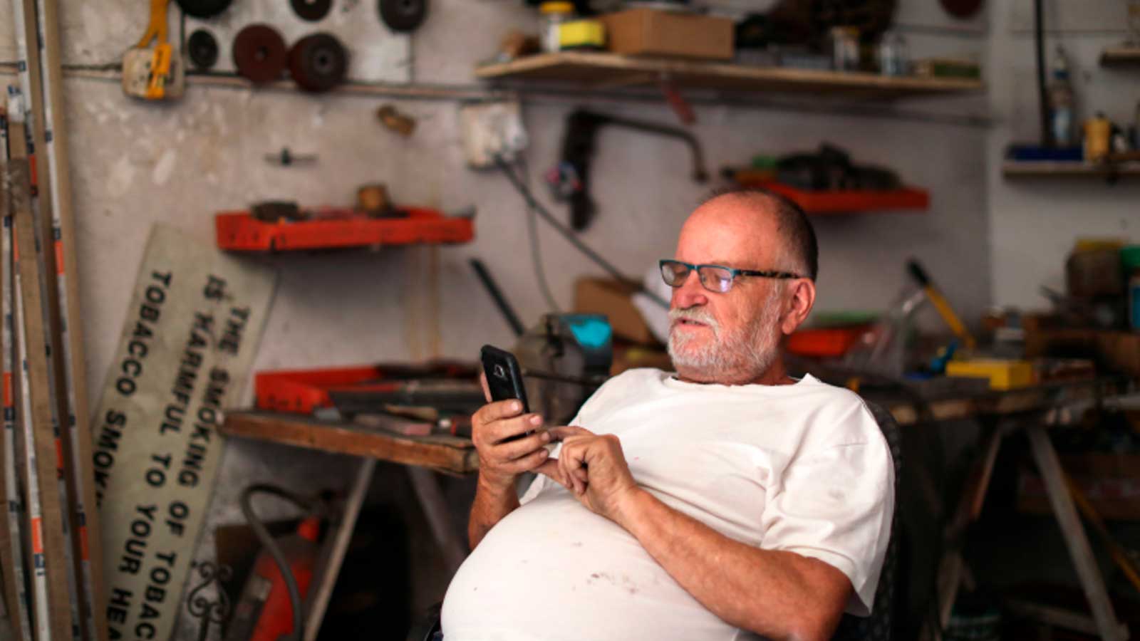 Trabajador sénior en un taller antes de alcanzar la edad ordinaria de jubilación