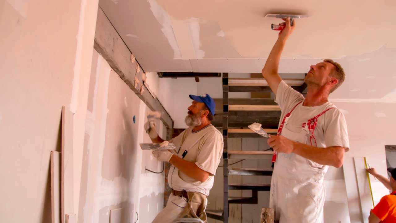 Trabajadores realizando reformas en una vivienda para adaptarla a personas mayores en Madrid