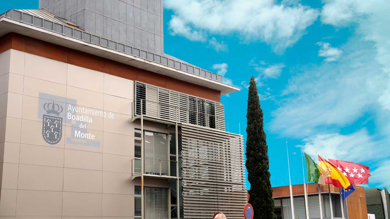 Ayuntamiento de Boadilla del Monte, que mantiene abiertas las ayudas escolares de 2026
