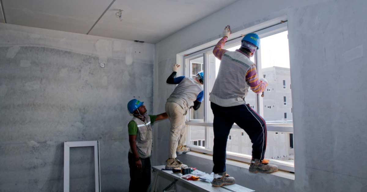 Trabajadores rehabilitando una vivienda en Madrid