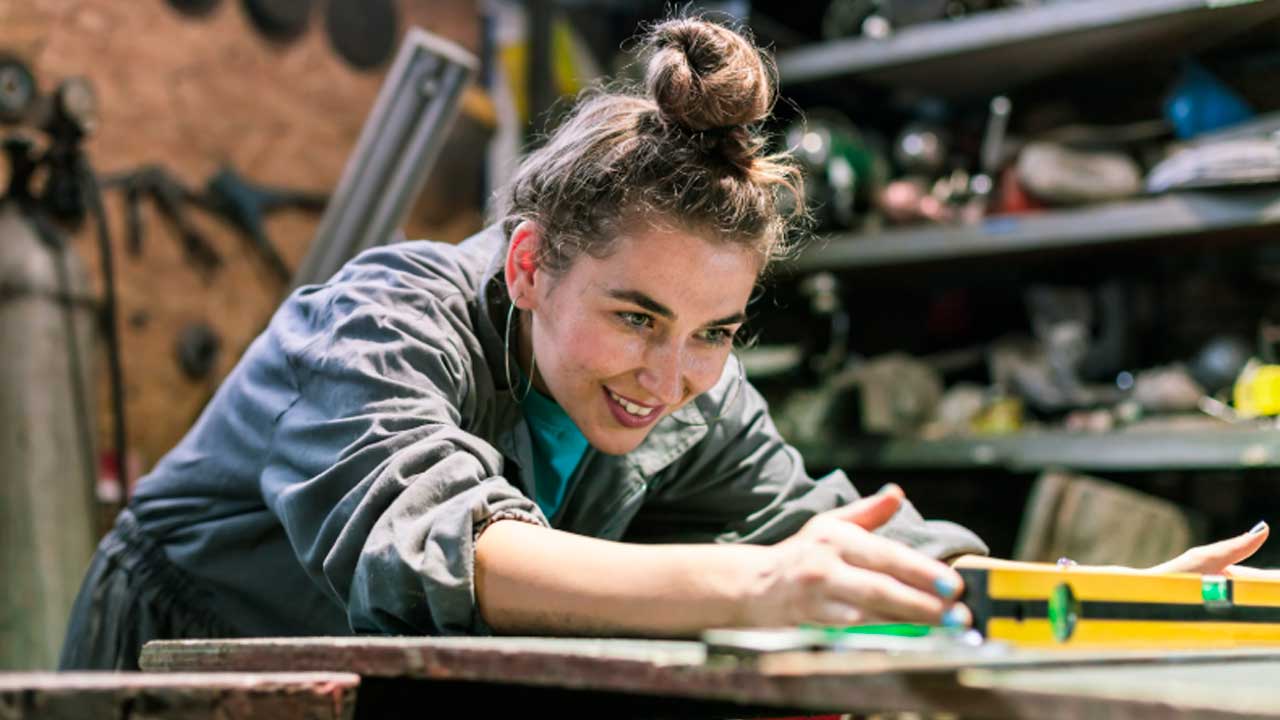 Trabajadora realizando mejoras en un taller dentro de un centro de trabajo de Madrid