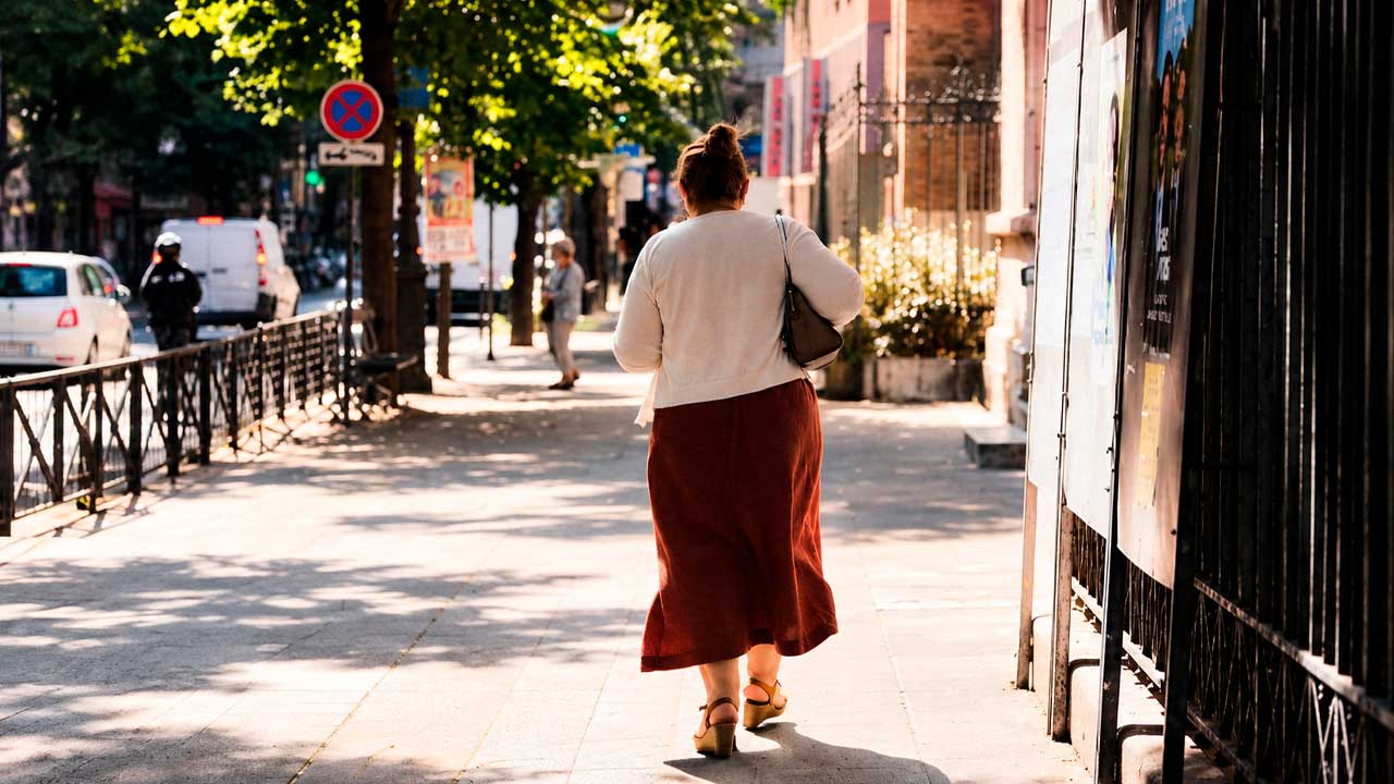 Mujer caminando por Madrid en una imagen sobre las ayudas para víctimas de violencia de género