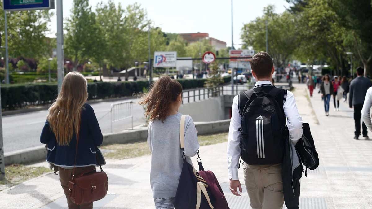 Estudiantes universitarios caminando por Madrid.