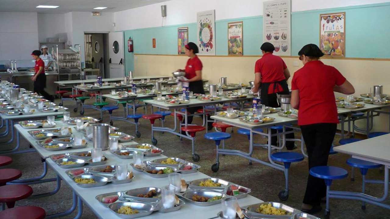 Comedor escolar en Madrid preparado para servir la comida a los alumnos