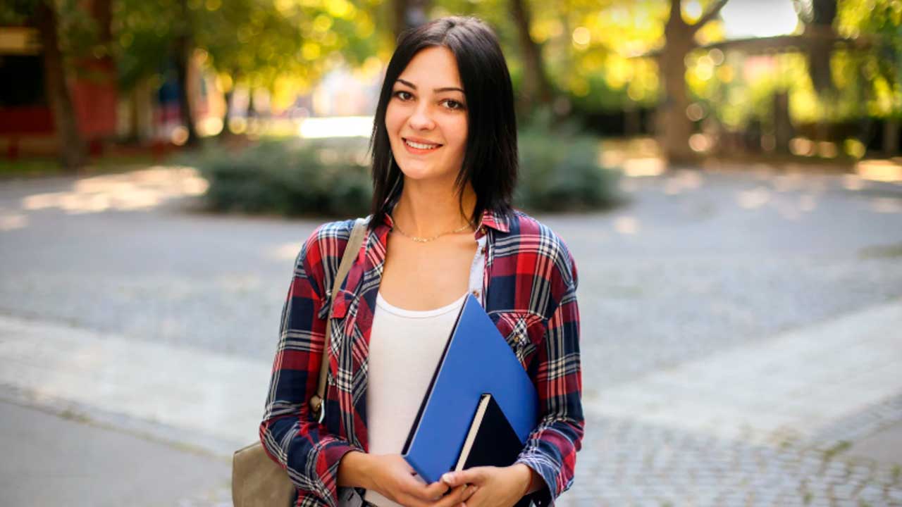 Joven titulada universitaria con documentación para solicitar una beca en Madrid