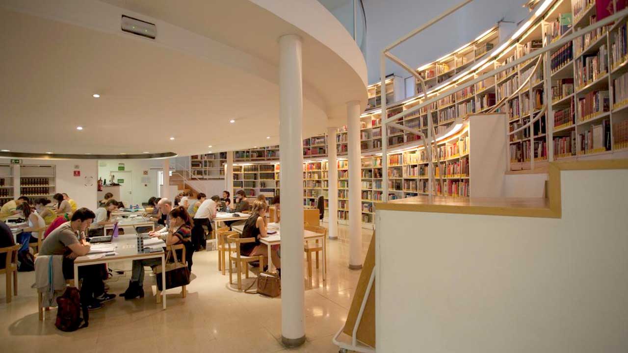 Sala de lectura de una biblioteca pública de Madrid con varios usuarios