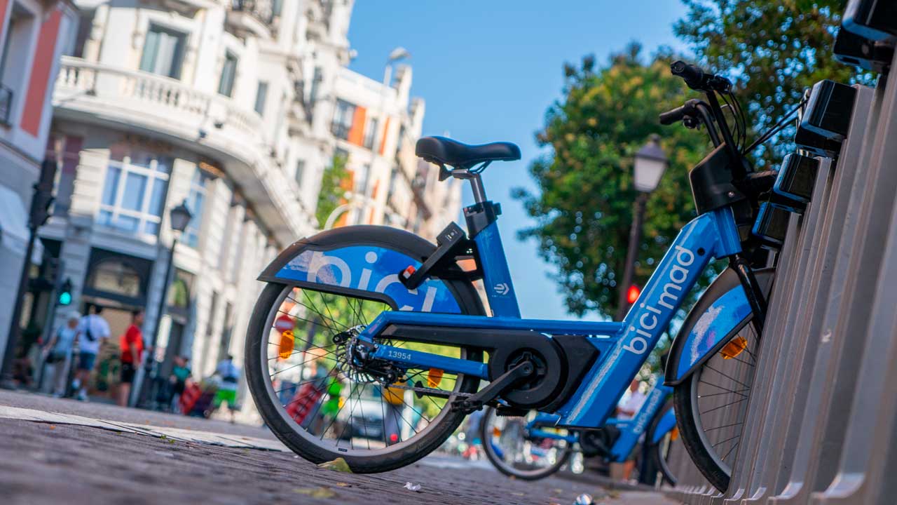 Bicicleta de BiciMAD en una estación del centro de Madrid