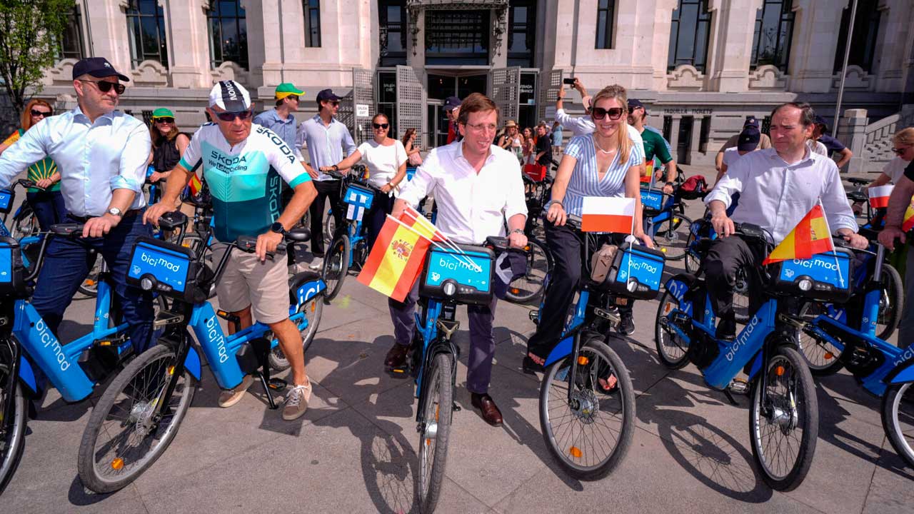 Presentación de bicimad en Madrid con varias personas montadas en bicicletas eléctricas